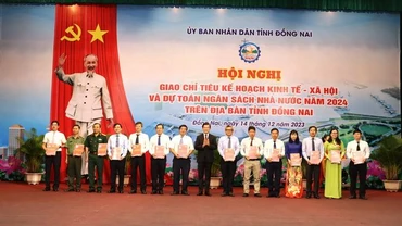 Bí thư Tỉnh ủy Đồng Nai Nguyễn Hồng Lĩnh giao quyết định thực hiện chỉ tiêu năm 2024 cho các sở, ngành.