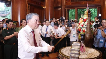 Tổng Bí thư Tô Lâm dâng hương tại Khu di tích quốc gia đặc biệt Kim Liên. (Ảnh: Thống Nhất/TTXVN)