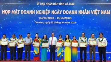 Lãnh đạo tỉnh Cà Mau tặng Bằng khen tuyên dương các doanh nhân tiêu biểu năm 2022.
