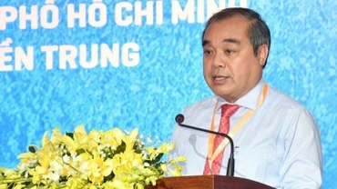 Phó Chủ tịch Thường trực Ủy ban nhân dân tỉnh Quảng Ngãi Trần Hoàng Tuấn phát biểu khai mạc Hội nghị.