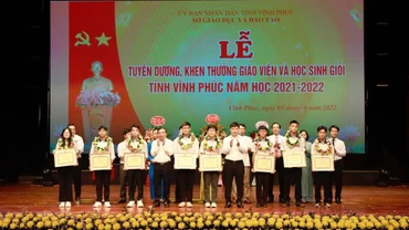 Lãnh đạo tỉnh Vĩnh Phúc tặng Bằng khen cho giáo viên, học sinh đoạt giải Nhất Kỳ thi học sinh giỏi quốc gia.