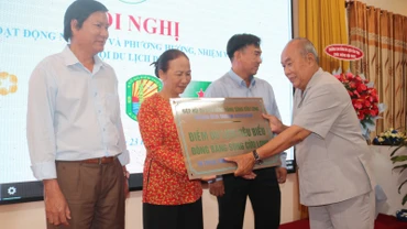 Lãnh đạo Hiệp hội Du lịch đồng bằng sông Cửu Long trao quyết định công nhận điểm du lịch tiêu biểu của vùng.