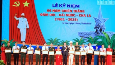 Chủ tịch Ủy ban nhân dân tỉnh Cà Mau tặng Bằng khen cho 2 tập thể và 13 cá nhân có đóng góp tích cực tư liệu, hiện vật… về Chiến thắng Đầm Dơi-Cái Nước-Chà Là.