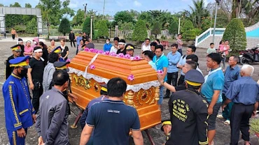 Người dân địa phương và gia đình tổ chức đám ma tiễn đưa nạn nhân N.T.T. về nơi an nghỉ cuối cùng. 