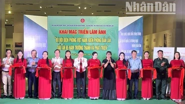 Các đại biểu cắt băng khai mạc triển lãm.