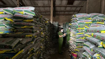 Lực lượng Cảnh sát kinh tế Công an tỉnh Quảng Ngãi kiểm kho phân bón giả của Công ty trách nhiệm hữu hạn một thành viên Việt Đức. (Ảnh: Công an tỉnh Quảng Ngãi cung cấp)