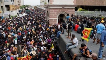 Người biểu tình xông vào bên trong dinh Tổng thống Sri Lanka. (Ảnh: Reuters).