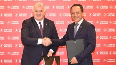 Đại diện lãnh đạo Turkish Airlines và Vietnam Airlines ký hợp tác liên danh.