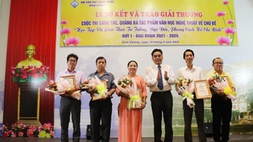 Phó Chủ tịch Ủy ban nhân dân tỉnh Bình Dương Nguyễn Lộc Hà (thứ 3 từ phải sang) trao tặng hoa và Chứng nhận giải thưởng cho các tác giả.