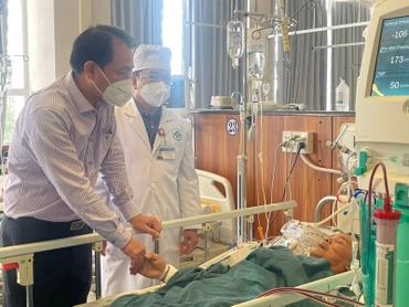 Bệnh nhân điều trị trong vụ ngộ độc chè đậu trắng.