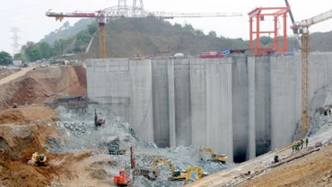 Khu vực tháo dỡ đê quây và đào hố móng giai đoạn 3 cửa lấy nước của Dự án Nhà máy Thủy điện Hòa Bình mở rộng.