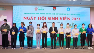 Các sinh viên đón nhận vé xe Tết.