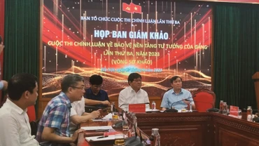 Quang cảnh cuộc họp của Ban tổ chức cuộc thi. 