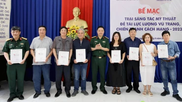 Ban tổ chức trao giấy chứng nhận cho các họa sĩ tham gia Trại sáng tác.