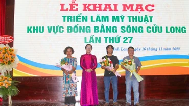 Lãnh đạo tỉnh Vĩnh Long trao thưởng cho các tác giả đoạt giải. (Ảnh: BÁ DŨNG)