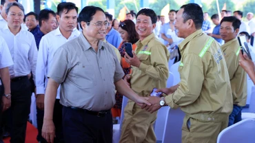 Thủ tướng Phạm Minh Chính hỏi thăm, động viên công nhân thi công tuyến cao tốc.