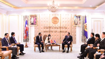 Buổi làm việc giữa Đại sứ Việt Nam tại Thái Lan Phan Chí Thành và Thứ trưởng Lao động Thái Lan Surachai Chaitrakulthong.
