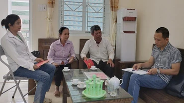 Đại diện các hộ dân làm việc với phóng viên Báo Nhân Dân.