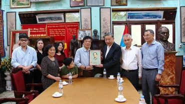 Tổng Bí thư Tô Lâm với gia đình Đại tướng Võ Nguyên Giáp. (Ảnh: TTXVN)