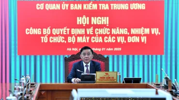 Đồng chí Trần Cẩm Tú, Ủy viên Bộ Chính trị, Thường trực Ban Bí thư, Chủ nhiệm Ủy ban Kiểm tra Trung ương chủ trì Hội nghị. (Ảnh: ĐĂNG KHOA)