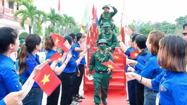 Các tân binh tại thị xã Ayun Pa (Gia Lai) phấn khởi lên đường nhập ngũ.
