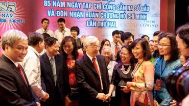 Tổng Bí thư Nguyễn Phú Trọng với các thế hệ cán bộ Tạp chí Cộng sản tại Lễ kỷ niệm 85 năm Ngày Tạp chí Cộng sản ra số đầu và đón nhận Huân chương Hồ Chí Minh lần thứ hai. (Ảnh: Tư liệu TCCS)