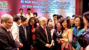 Tổng Bí thư Nguyễn Phú Trọng với các thế hệ cán bộ Tạp chí Cộng sản tại Lễ kỷ niệm 85 năm Ngày Tạp chí Cộng sản ra số đầu và đón nhận Huân chương Hồ Chí Minh lần thứ hai. (Ảnh: Tư liệu TCCS)