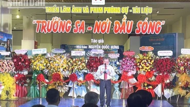 Giám đốc Bảo tàng Đắk Lắk Đinh Một phát biểu khai mạc triển lãm.
