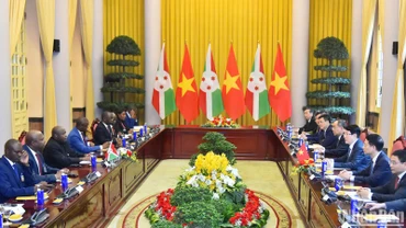 Chủ tịch nước Lương Cường và Tổng thống Evariste Ndayishimiye dẫn đầu Đoàn cấp cao hai nước tiến hành hội đàm.