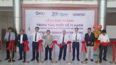 Cắt băng khánh thành Trung tâm Thiết kế vi mạch Khu Công nghệ cao Thành phố Hồ Chí Minh.
