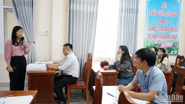 Bà Lê Thị Bích Thuận, Giám đốc Sở Giáo dục và Đào tạo thành phố Đà Nẵng kiểm tra công tác chuẩn bị Kỳ thi tốt nghiệp THPT năm 2024 tại điểm thi Trường trung học cơ sở Kim Đồng sáng 26/6. (Ảnh: ANH ĐÀO)