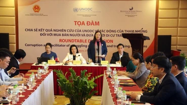 Đồng chí Lê Thị Nga, Ủy viên Trung ương Đảng, Chủ nhiệm Ủy ban Tư pháp của Quốc hội phát biểu khai mạc tại buổi tọa đàm.