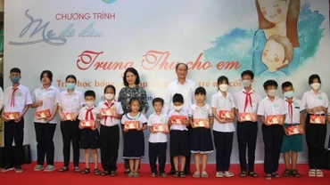 Tặng quà Trung thu cho các em nhỏ.