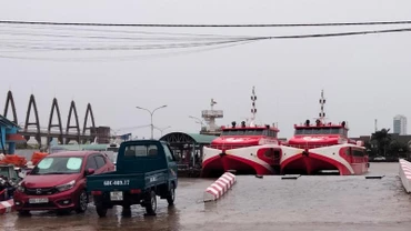 Do thời tiết xấu, tàu khách từ thành phố Rạch Giá, tỉnh Kiên Giang đi các đảo của tỉnh Kiên Giang ngưng hoạt động.