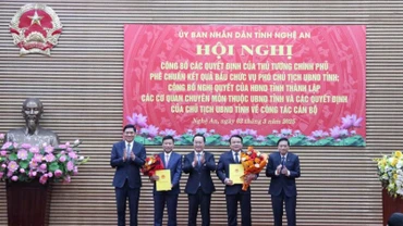 Thường trực Tỉnh ủy trao quyết định và tặng hoa chúc mừng hai Phó Chủ tịch Ủy ban nhân dân tỉnh Nghệ An.