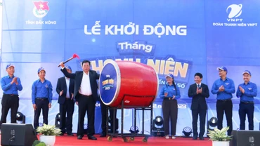 Phó Bí thư Tỉnh ủy, Chủ tịch Hội đồng nhân dân tỉnh Đắk Nông Lưu Văn Trung đánh trống khởi động Tháng Thanh niên năm 2023.