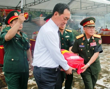 Lãnh đạo tỉnh Thanh Hóa tiếp nhận, tham gia an táng liệt sĩ.