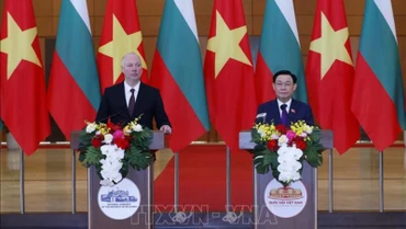 Chủ tịch Quốc hội Vương Đình Huệ và Chủ tịch Quốc hội Bulgaria Rossen Dimitrov Jeliazkov chủ trì buổi họp báo thông báo kết quả hội đàm. (Ảnh: Nhan Sáng/TTXVN)