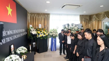 Ban Liên lạc Cộng đồng người Việt Nam tại Singapore thành kính dâng hương kính viếng Tổng Bí thư Nguyễn Phú Trọng. (Ảnh: Lê Dương/TTXVN)