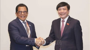Tổng Thư ký Quốc hội, Chủ nhiệm Văn phòng Quốc hội Bùi Văn Cường gặp Tổng Thư ký Hạ viện Indonesia Indra Iskandar. (Ảnh: Doãn Tấn/TTXVN)