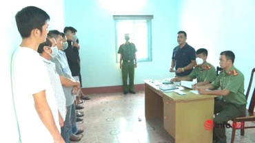 Các đối tượng tham gia đường dây cá độ bóng đá tại cơ quan Công an.