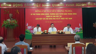 Đoàn công tác lắng nghe ý kiến của các nhà khoa học, trí thức.