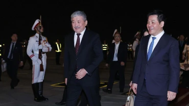 Bộ trưởng Công thương Nguyễn Hồng Diên đón Thủ tướng Kyrgyzstan Adylbek Kasimalyev tại sân bay quốc tế Nội Bài. (Ảnh: An Đăng/TTXVN)