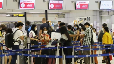 Hành khách làm thủ tục tại sân bay Don Muang, Bangkok. (Ảnh: Bưu điện Bangkok)