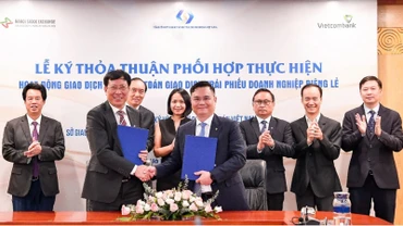 Ông Nguyễn Thanh Tùng, Tổng Giám đốc Vietcombank (bên phải) và ông Dương Văn Thanh, Tổng Giám đốc VSDC ký kết thỏa thuận phối hợp.