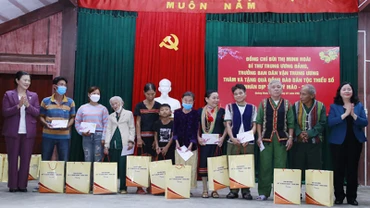 Đồng chí Bùi Thị Minh Hoài trao quà Tết tặng đồng bào dân tộc thiểu số ở huyện Hiệp Đức.