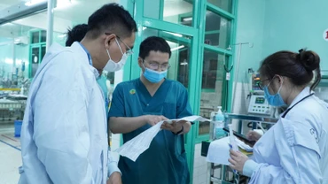 Ê-kíp bác sĩ Bệnh viện Chợ Rẫy và Bệnh viện Nhi đồng 2 trao đổi chuyên môn.