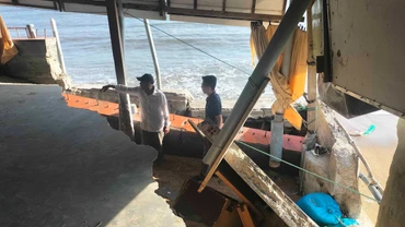 Căn nhà của anh Đỗ Xuân Bốn ở thôn Ninh Chử 1, thị trấn Khánh Hải, huyện Ninh Hải, tỉnh Ninh Thuận bị sóng đánh sập tường và móng nhà.