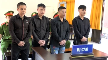 4 bị cáo Tiền, Vĩ, Sang, Nguyên tại phiên tòa.
