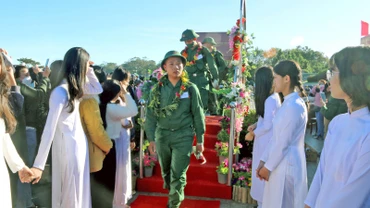 Các tân binh hăng hái lên đường làm nhiệm vụ xây dựng và bảo vệ Tổ quốc.